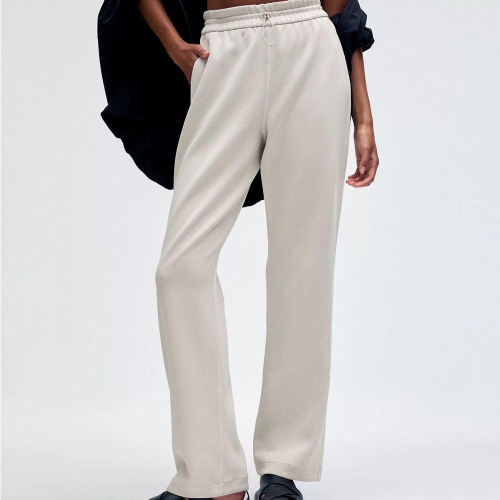 Lululemon Softstreme Pants Tall Length in White Size 4
